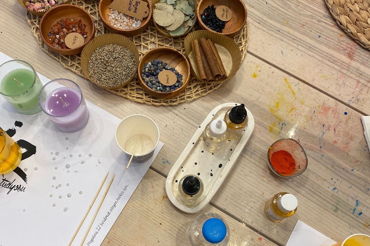 Palette d'aquarelles et pinceaux préparés pour une séance d'art-thérapie