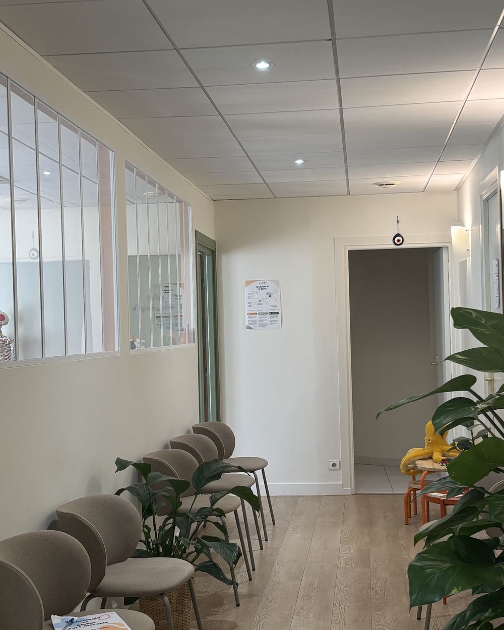 Salle d'attente de Luméa Espace Santé à Nice, parquet clair et plantes